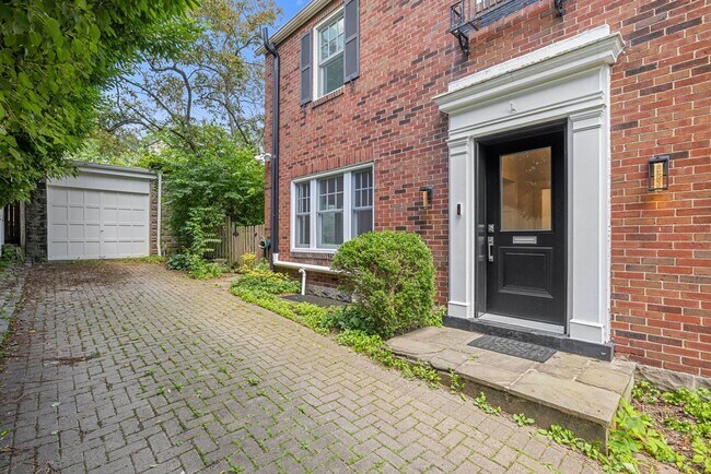 Building Photo - *Beautifully Updated & Spacious 5BD/2.5BA ...