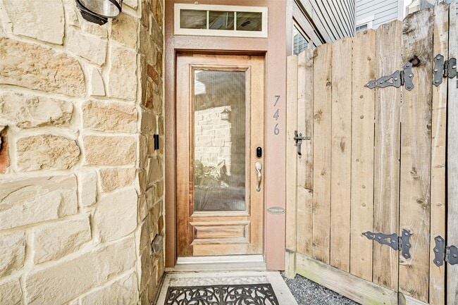 Building Photo - 746 Nicholson St