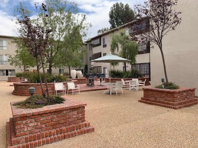 Foto del edificio - 330 S Mentor Ave