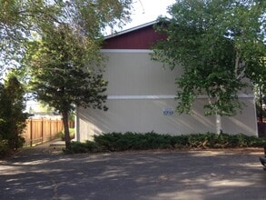 Building Photo - 907 E 8th Ave