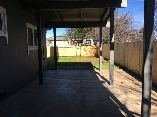 Building Photo - Centrally located beautifully remodeled ho...