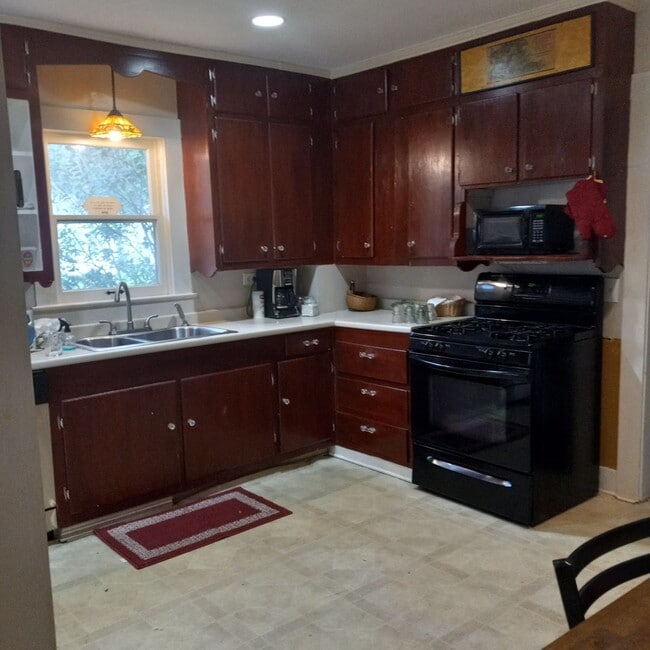 Building Photo - Three Bedroom, 2 Bathroom