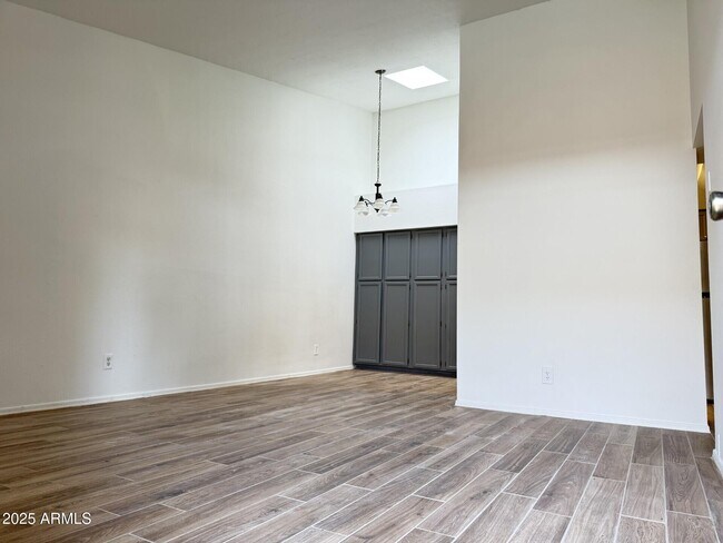 Building Photo - 629 N Mesa Dr