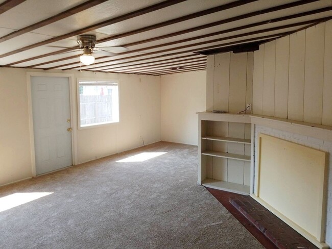 Foto del edificio - Spacious 4 bed home with fenced yard at 20...