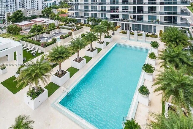 Foto del edificio - 600 NE 27th St