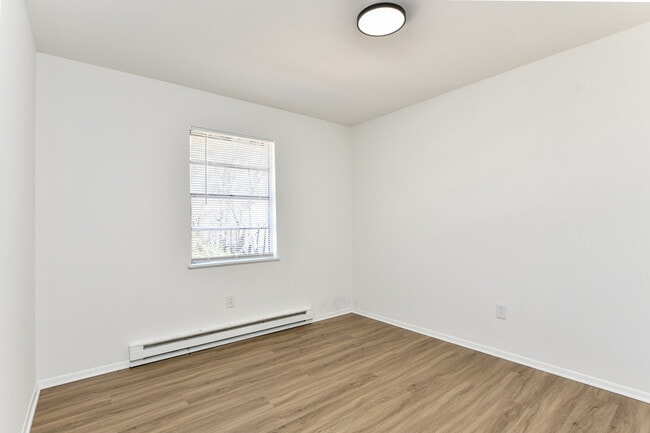 Building Photo - 409 Lily St