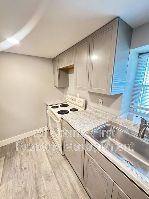 Building Photo - 7214 Center St