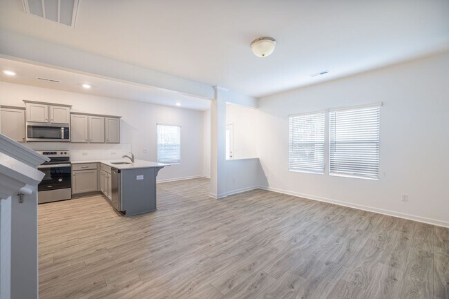 Foto del edificio - 3BD Townhome Convenient to Hwy 74/ Minutes to Bypass- JANUARY MOVE IN