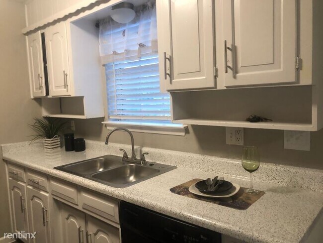 Building Photo - 1 br, 1 bath Apartment - 825  NORWOOD DR