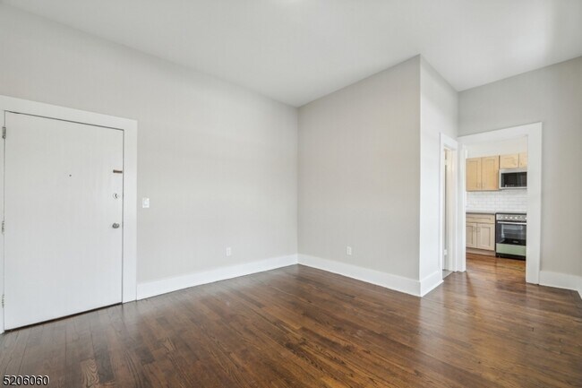 Foto del edificio - 180 Maplewood Ave