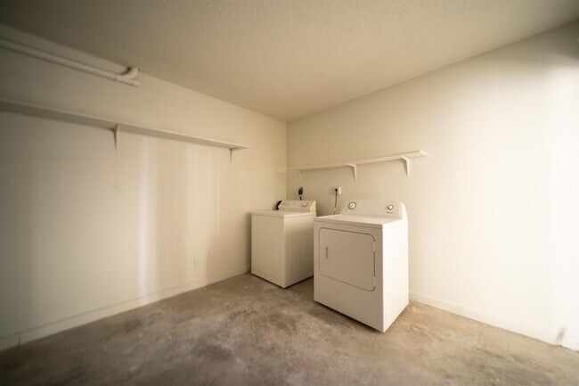 Foto del edificio - 5400 Sheldon St