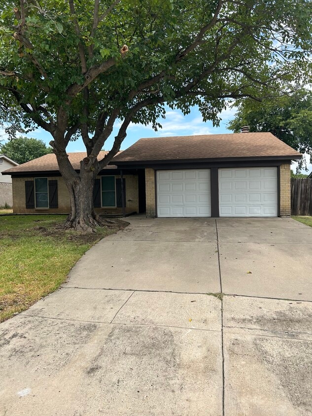 Primary Photo - 404 Fox Dr