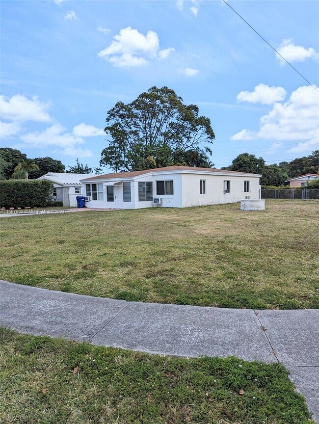 Foto del edificio - 1300 NE 180th St