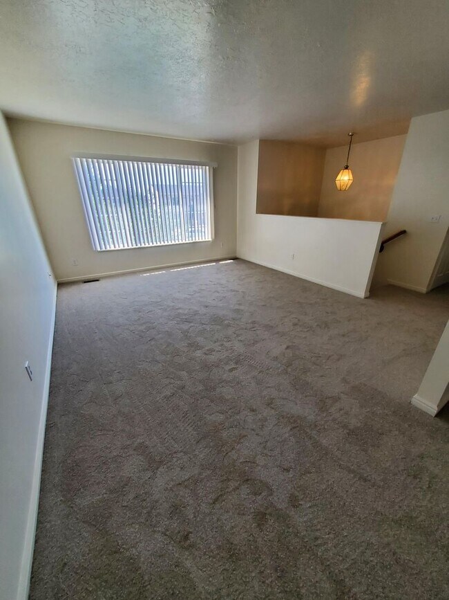 Foto del edificio - Clearfield 4 bedroom, 3 bathroom home. Big...