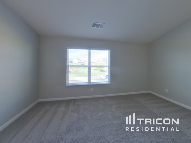 Building Photo - 2245 Bee Hive Dr