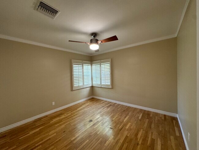 Foto del edificio - 18240 Rayen St
