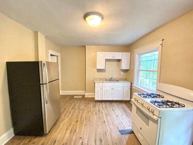 Building Photo - Charming 2-Bedroom Townhome with Central A...