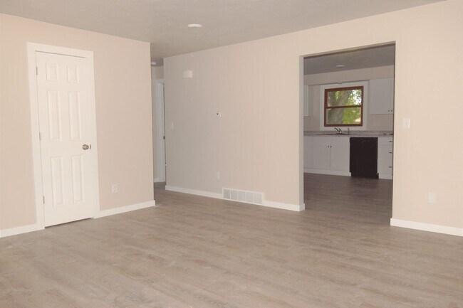 Foto del edificio - Charming Home with Garage and Yard! PETS WELCOME