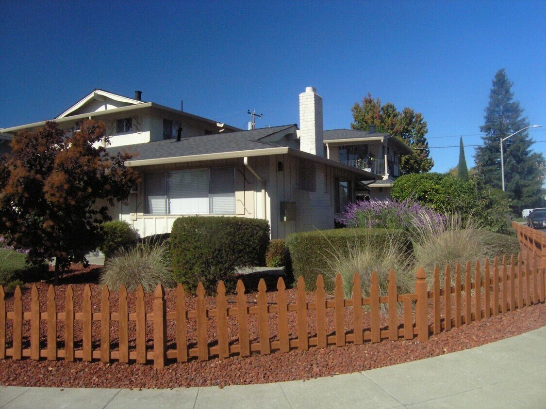 Primary Photo - 2083 Town and Country Ln