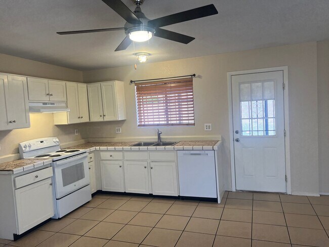 Foto del edificio - 3 Bedroom/ 2 Bath Home Near Mission & Vale...