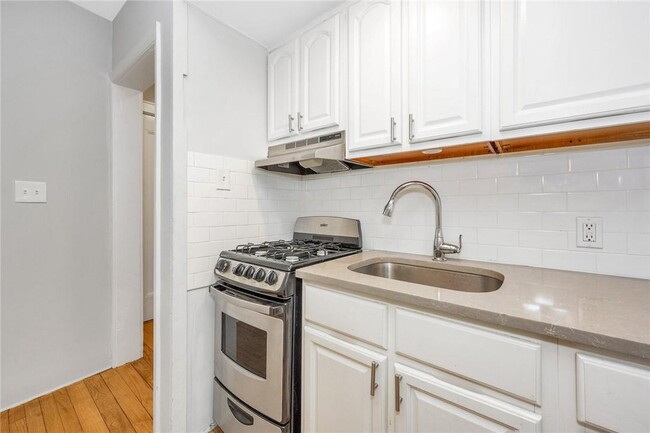 Building Photo - 10 Oakridge Pl