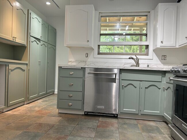 Kitchen w/new appliances - 3120 Deerfield Rd