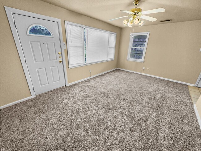 Building Photo - Bright & Open 3 Bedroom Home