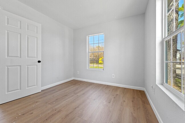 Foto del edificio - 8030 Record St