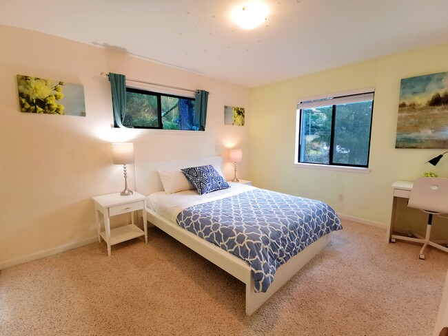 Star room Queen bed - 5337 229th Ave SE