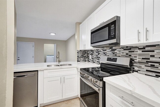 Foto del edificio - 10733 Cleary Blvd