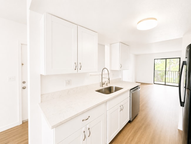 Building Photo - Updated 2-Bedroom Condo with Screened Lanai with water included.
