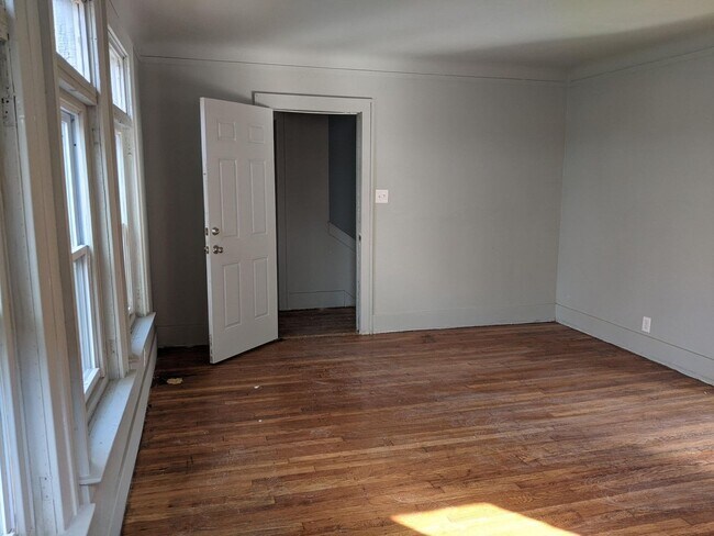 Building Photo - 3500 BEDFORD