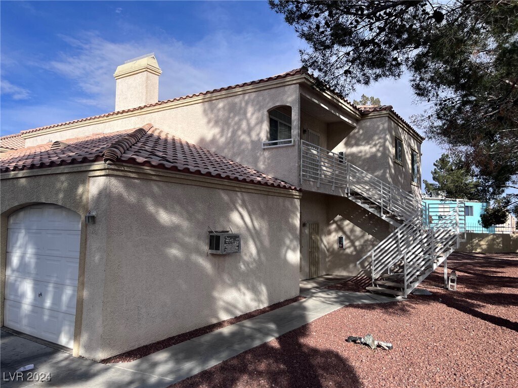 Primary Photo - 1900 N Torrey Pines Dr