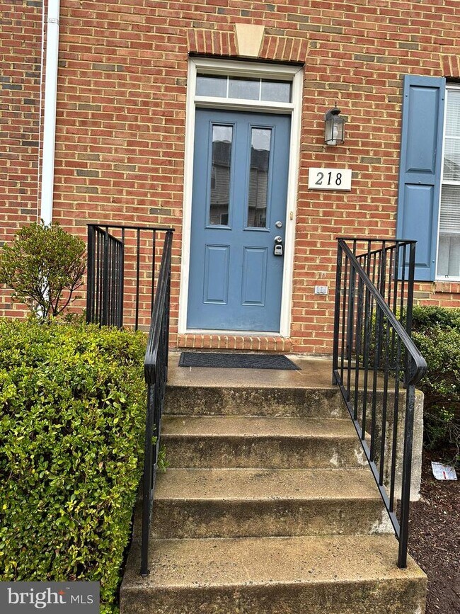 Building Photo - 218 Kirby St