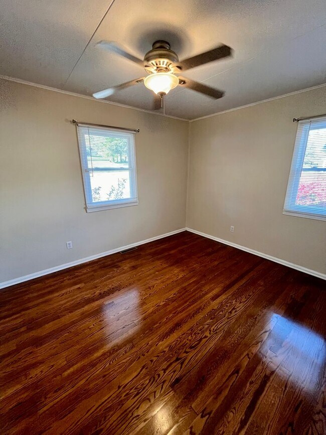 Building Photo - Charming 2 Bedroom home in Staunton Availa...