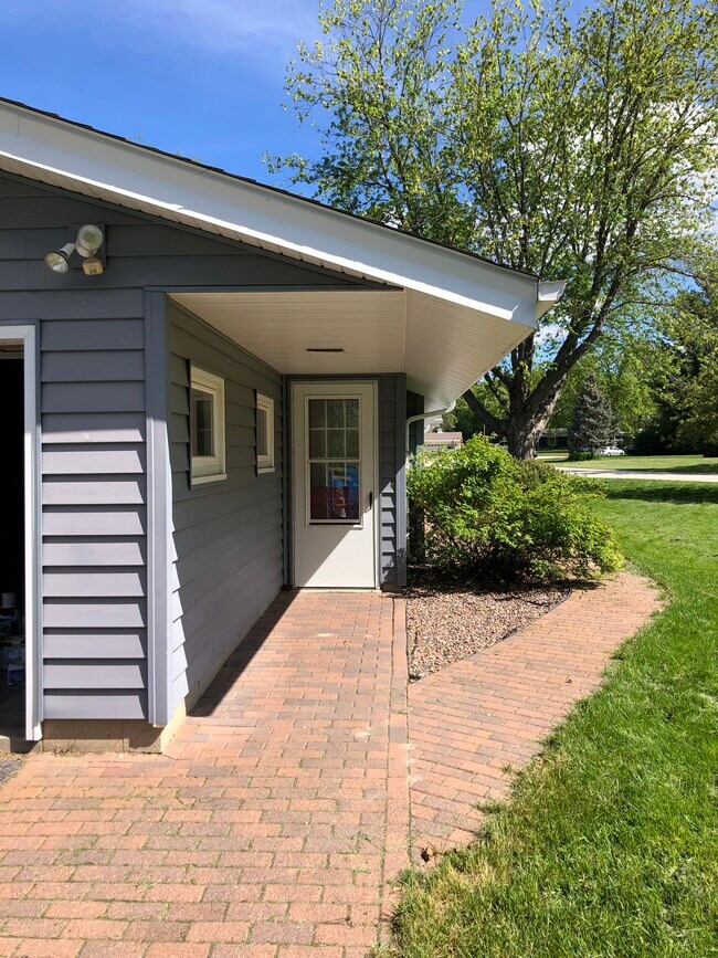 Side Entry - 1000 Keats Cir