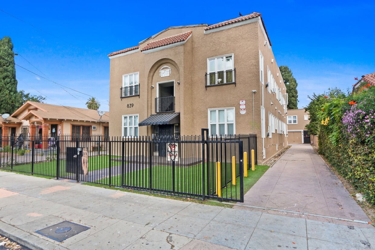 Photo - 839 West 43rd Place