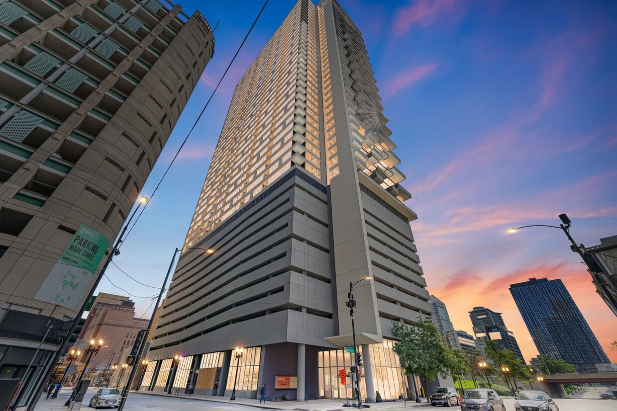 Foto principal - 235 W Van Buren St