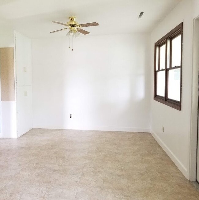 Foto del edificio - 1050 1/2 S Jones Blvd