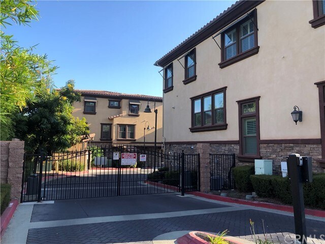 Primary Photo - 656 W Huntington Dr