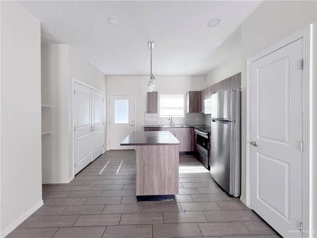 Building Photo - 21 W Cortlandt St