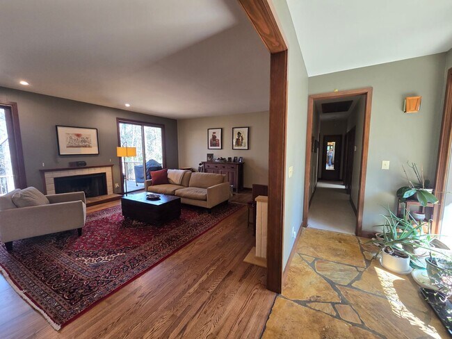 Foto del edificio - Classic Chapel Hill Charm in The Oaks – Timeless One-Level Living