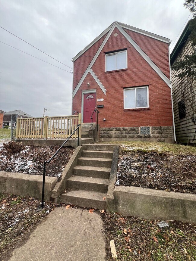 Foto del edificio - Updated 2BR house with off street parking!