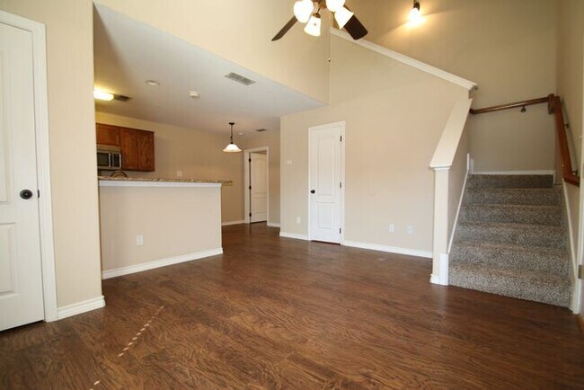 Foto del edificio - ~INVITING 3/2.5 Townhome Includes Granite in Kitchen & All Kitchen Appliances***Landscaping Inclu...