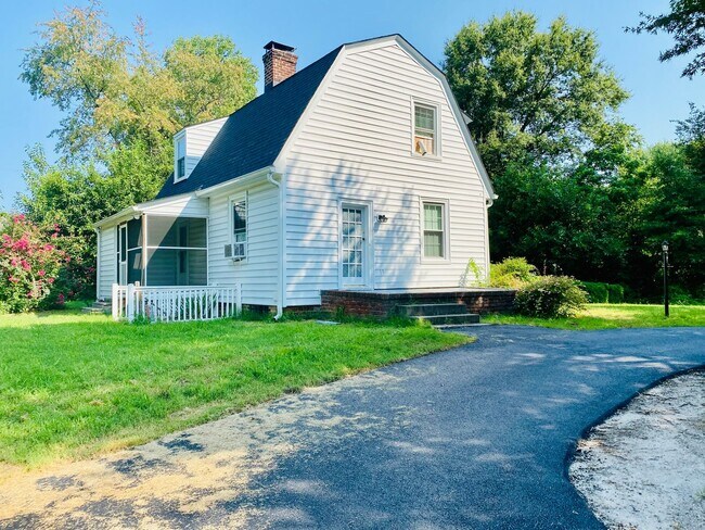 Foto del edificio - Charming 4bdrm/1.5bth Colonial Located in ...