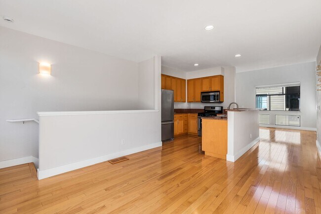 Building Photo - Modern 2BD/2BA Townhome w/ Private Yard, Garage & Smart Features — Near Downtown Oakland