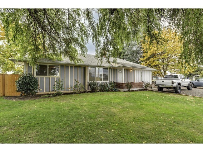 Foto del edificio - Verboort Country Retreat Front/Back Yards, Barn/shop with second story, Garden beds, lots of park...