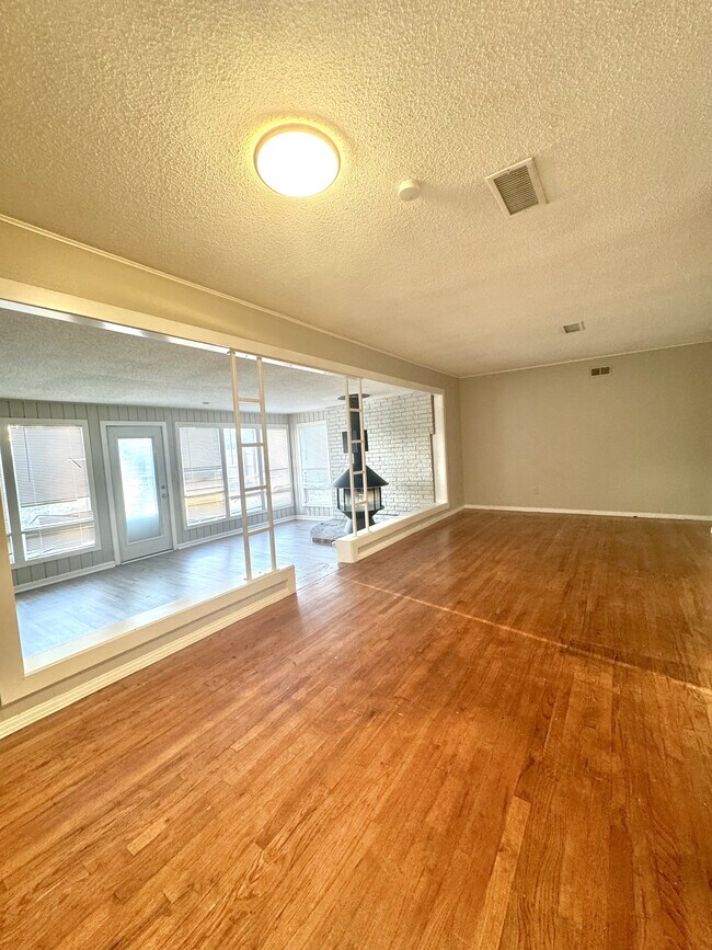Building Photo - 3611 Lenwood Dr