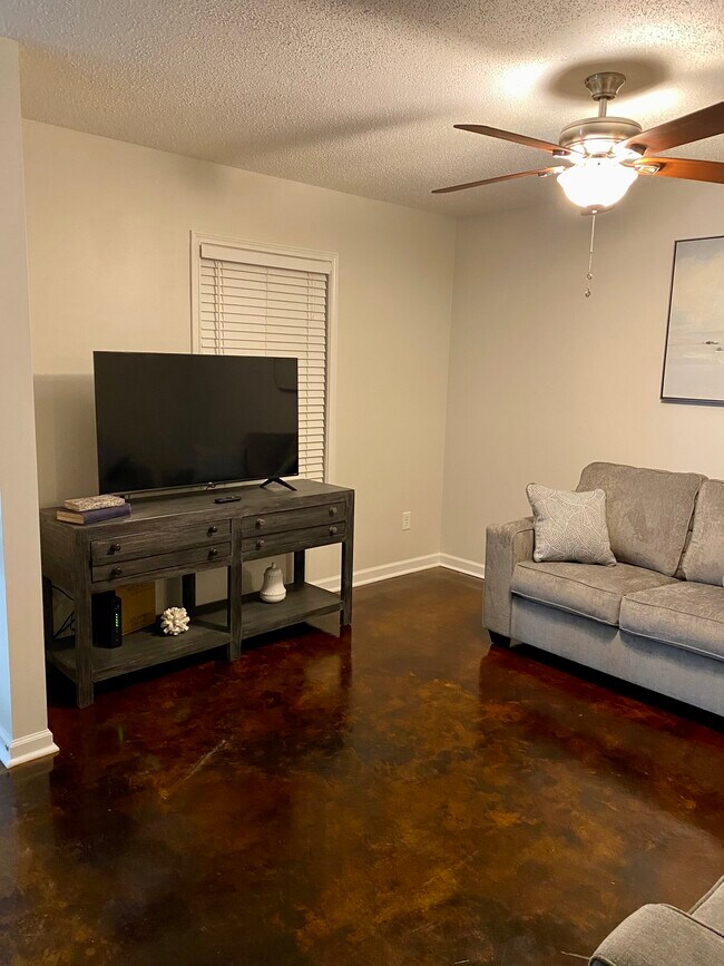 Foto del edificio - 1731 N Tallowood Dr