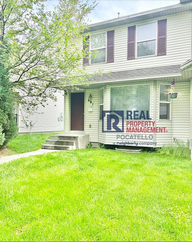 Building Photo - 4 Bedroom 1.5 Bath Townhome
